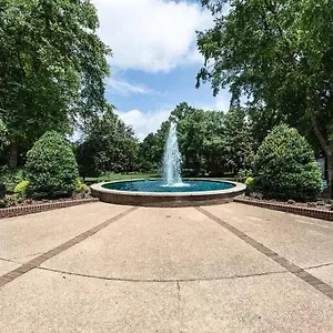 Middle Of Uptown Peaceful Living Apartment